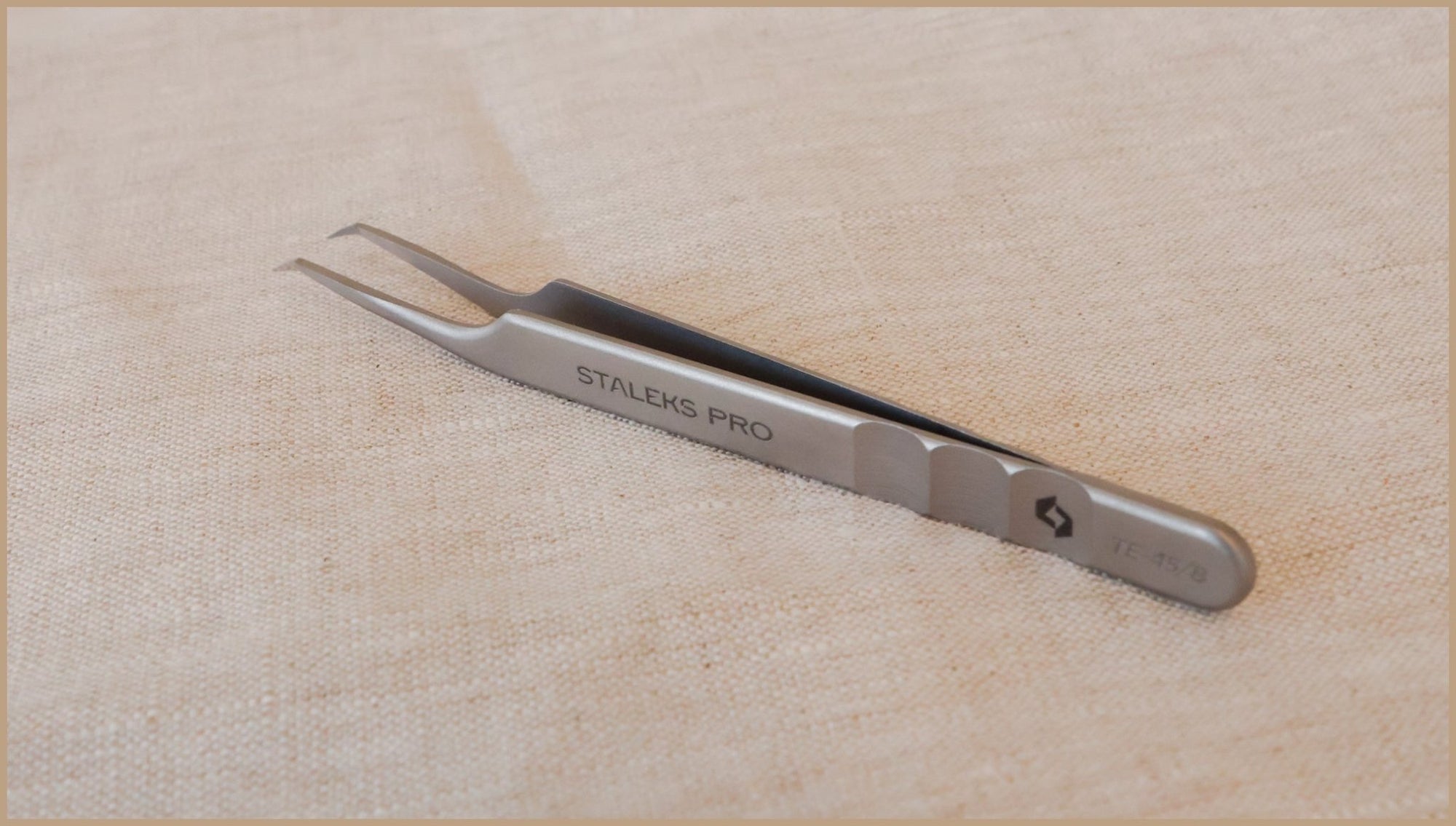 STALEKS EXPERT 45/8 – PINCET MED FIBER TIP - Lash School DK ApS